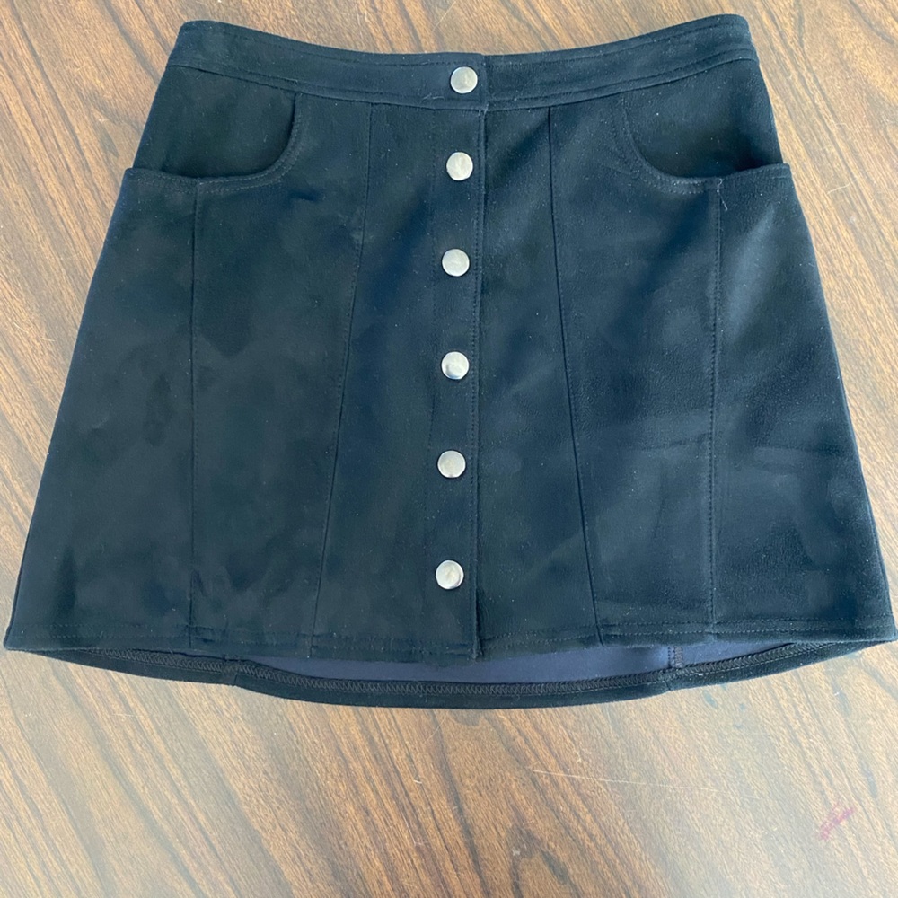 Black short skirt. Size 2. 17" total length. 2 side pockets.